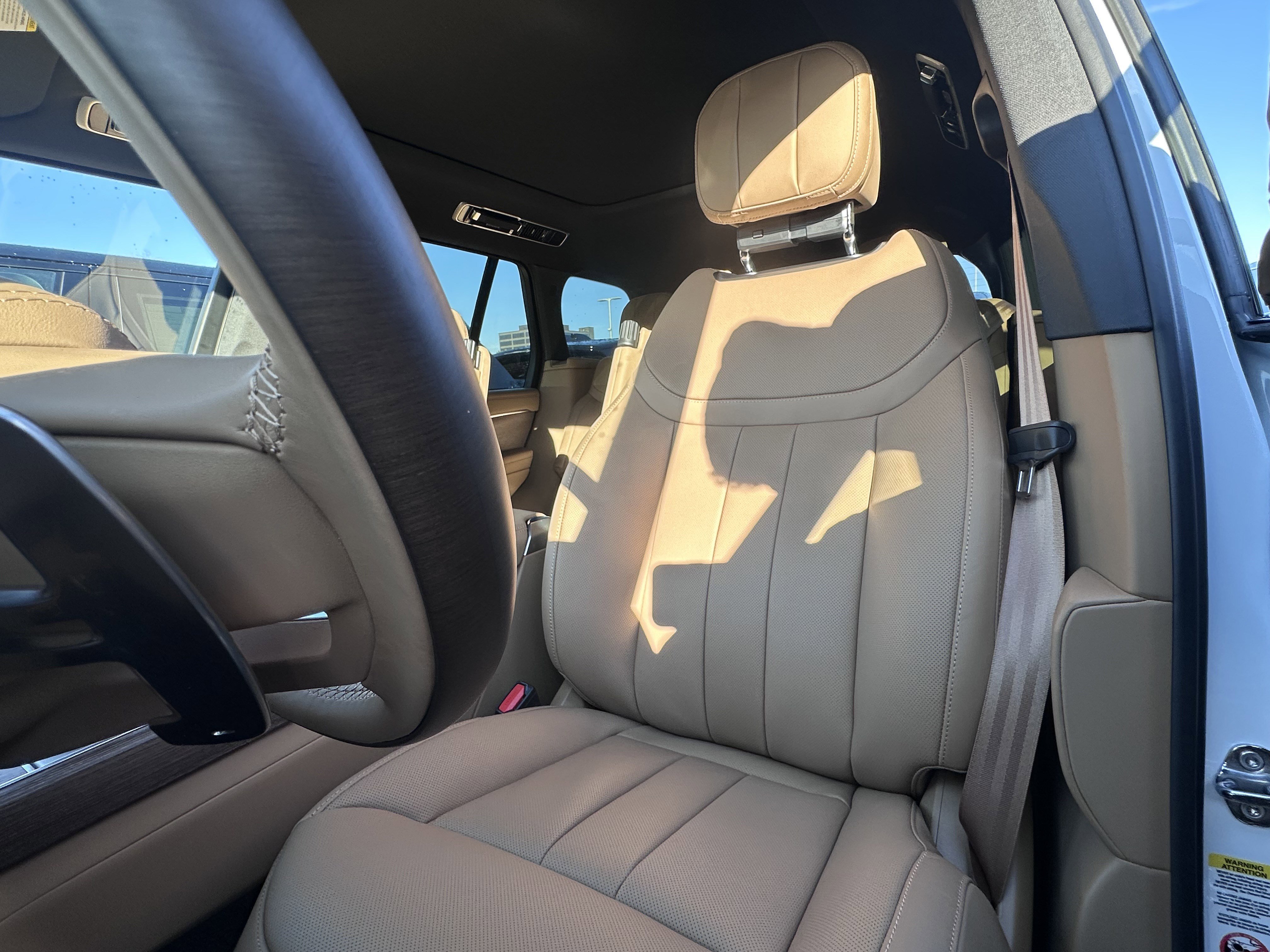 New 2026 Fuji White LAND ROVER SE PHEV image 8