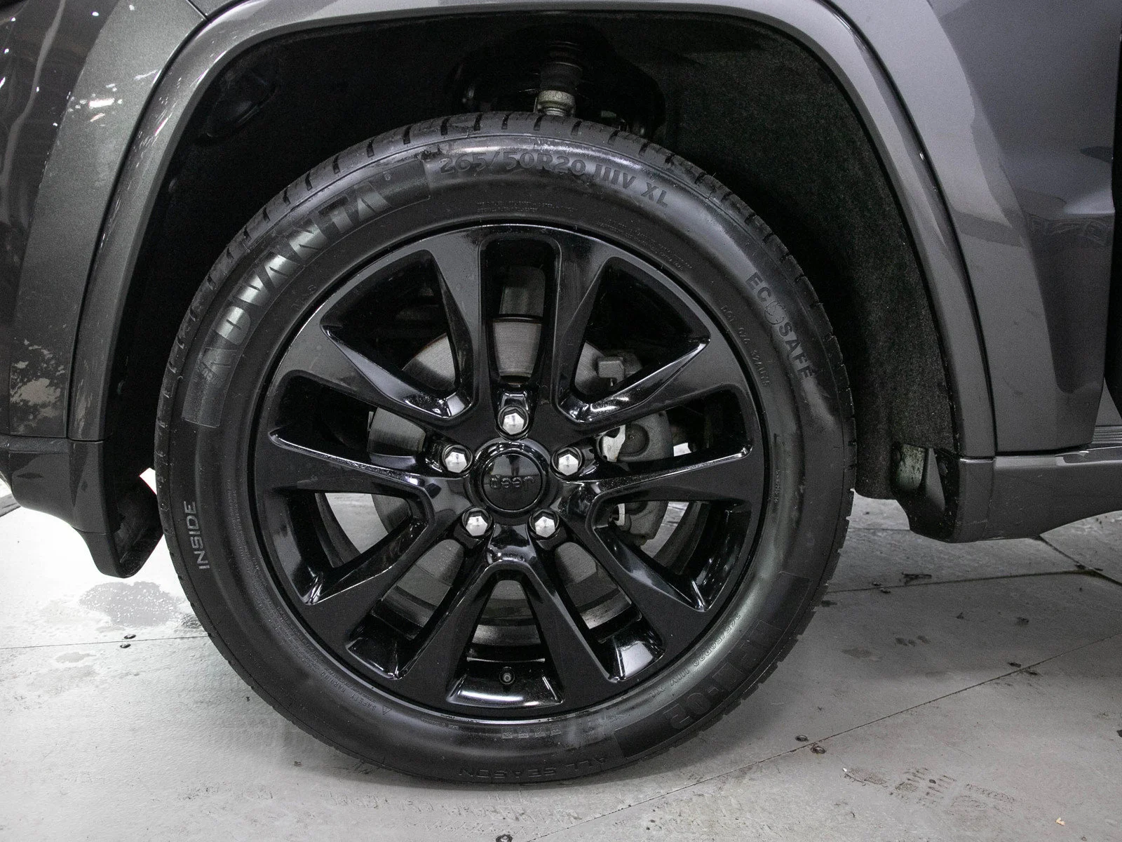 Used 2018 Granite Crystal Metallic Clearcoat Jeep Altitude image 29