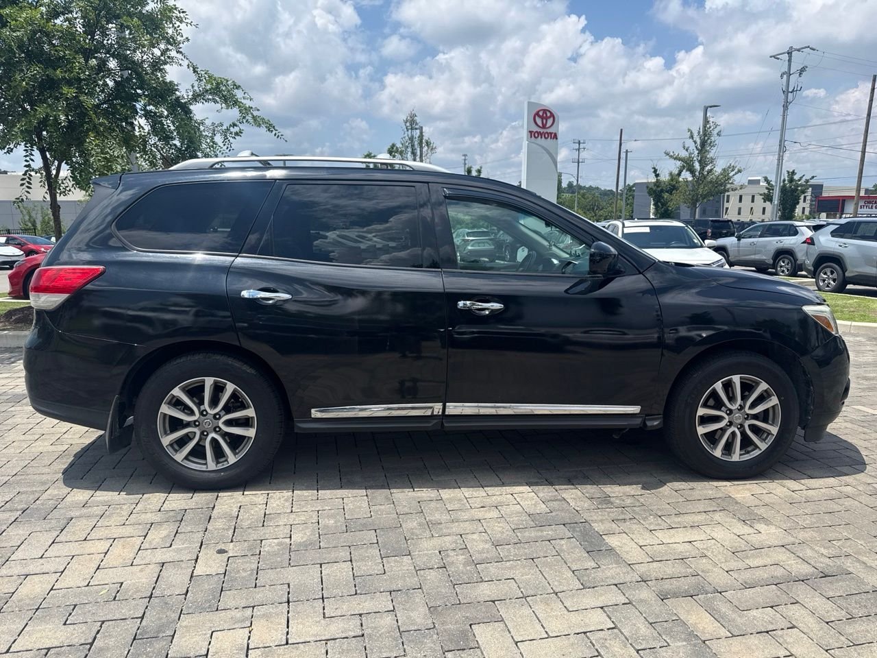 Used 2015 Black Nissan SL image 5