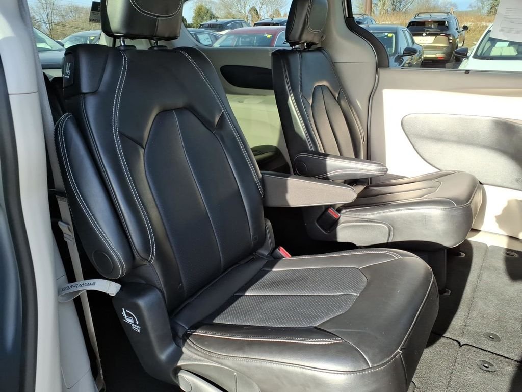 Used 2024 Silver Mist Clearcoat Chrysler Touring L w/heated leather seats image 27