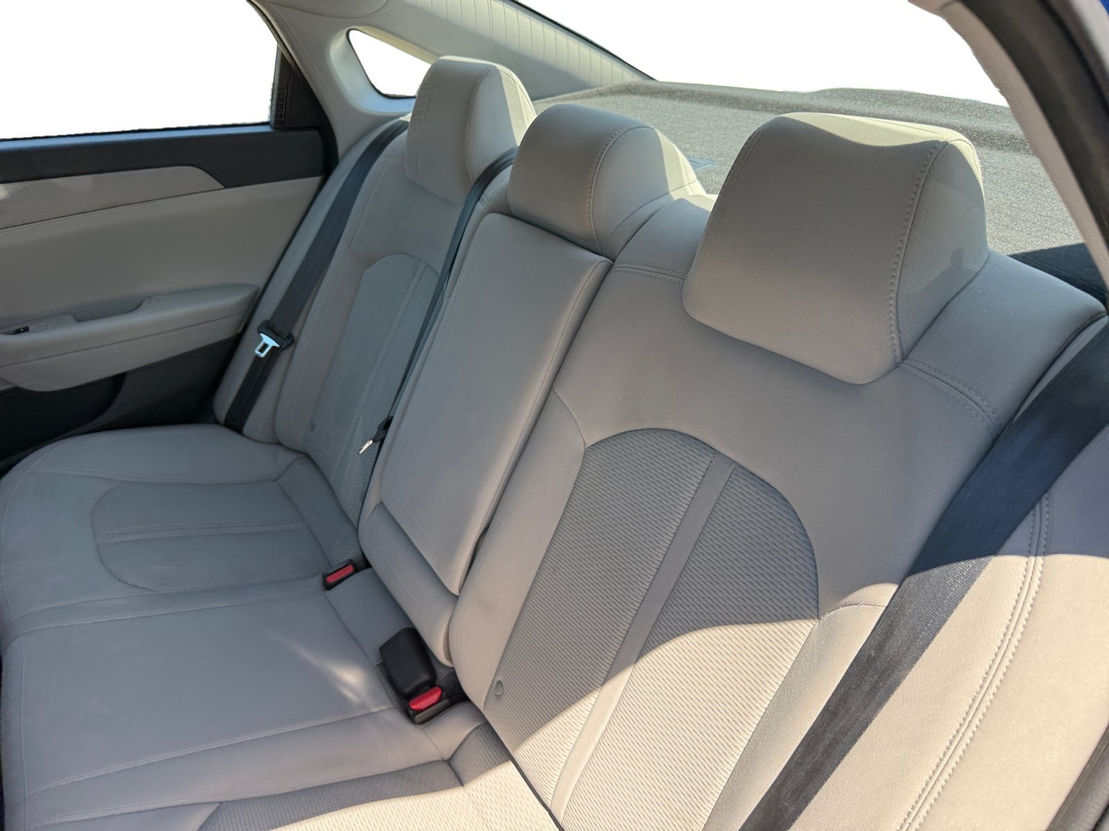 Used 2018 Electric Blue Hyundai SE image 16