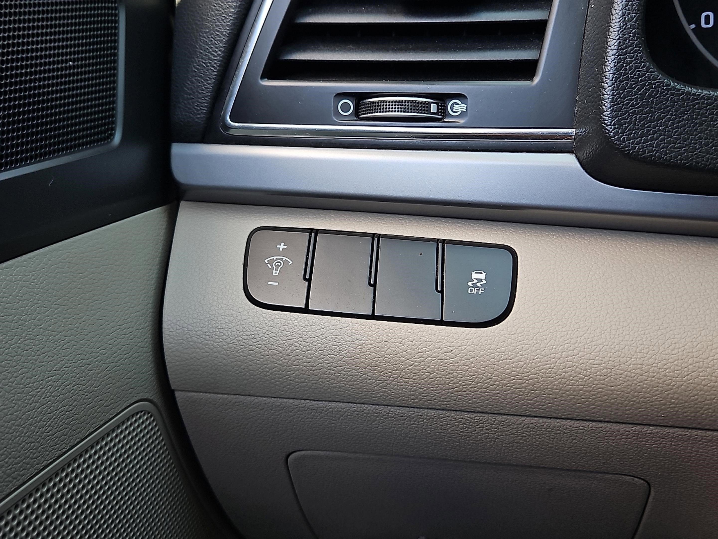 Used 2017 Mineral Beige Hyundai SE image 18