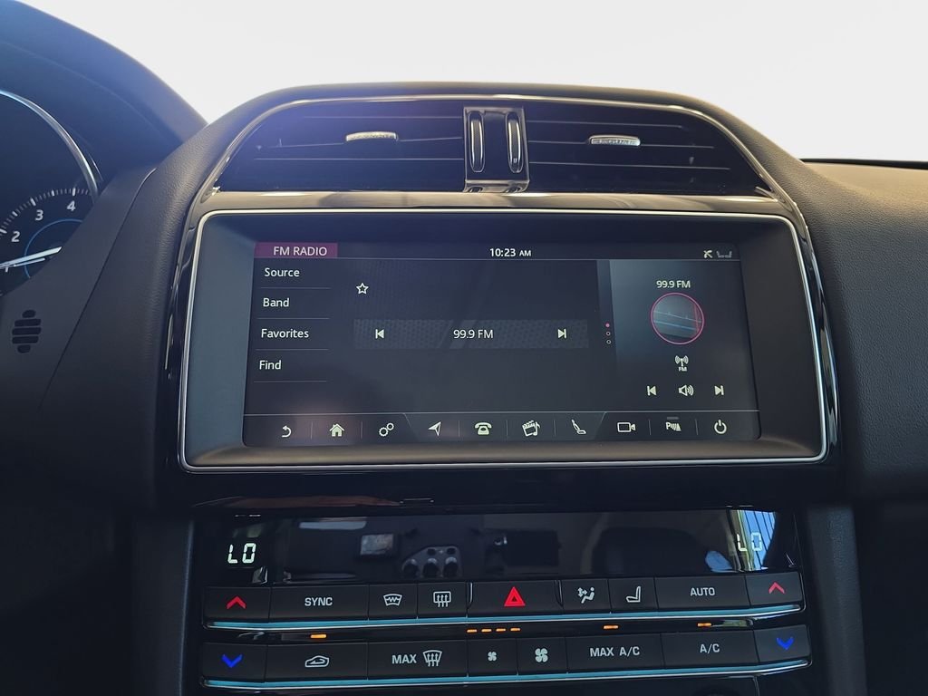 Used 2020  Jaguar 25t image 24