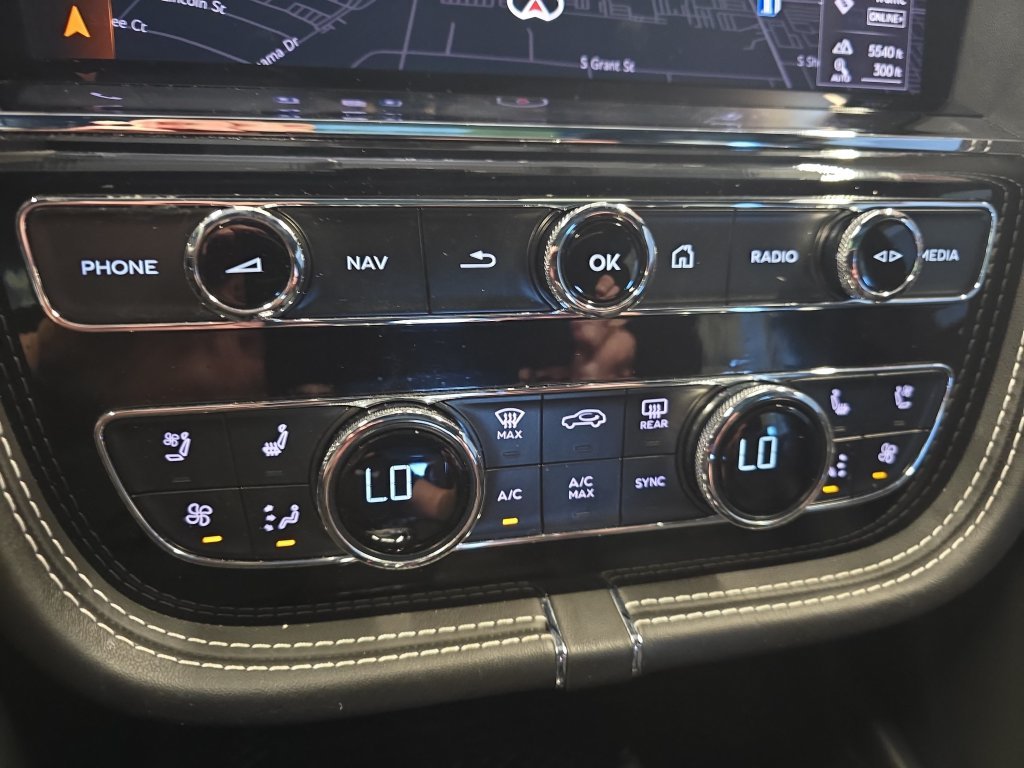 Used 2022 Silver Bentley  image 27