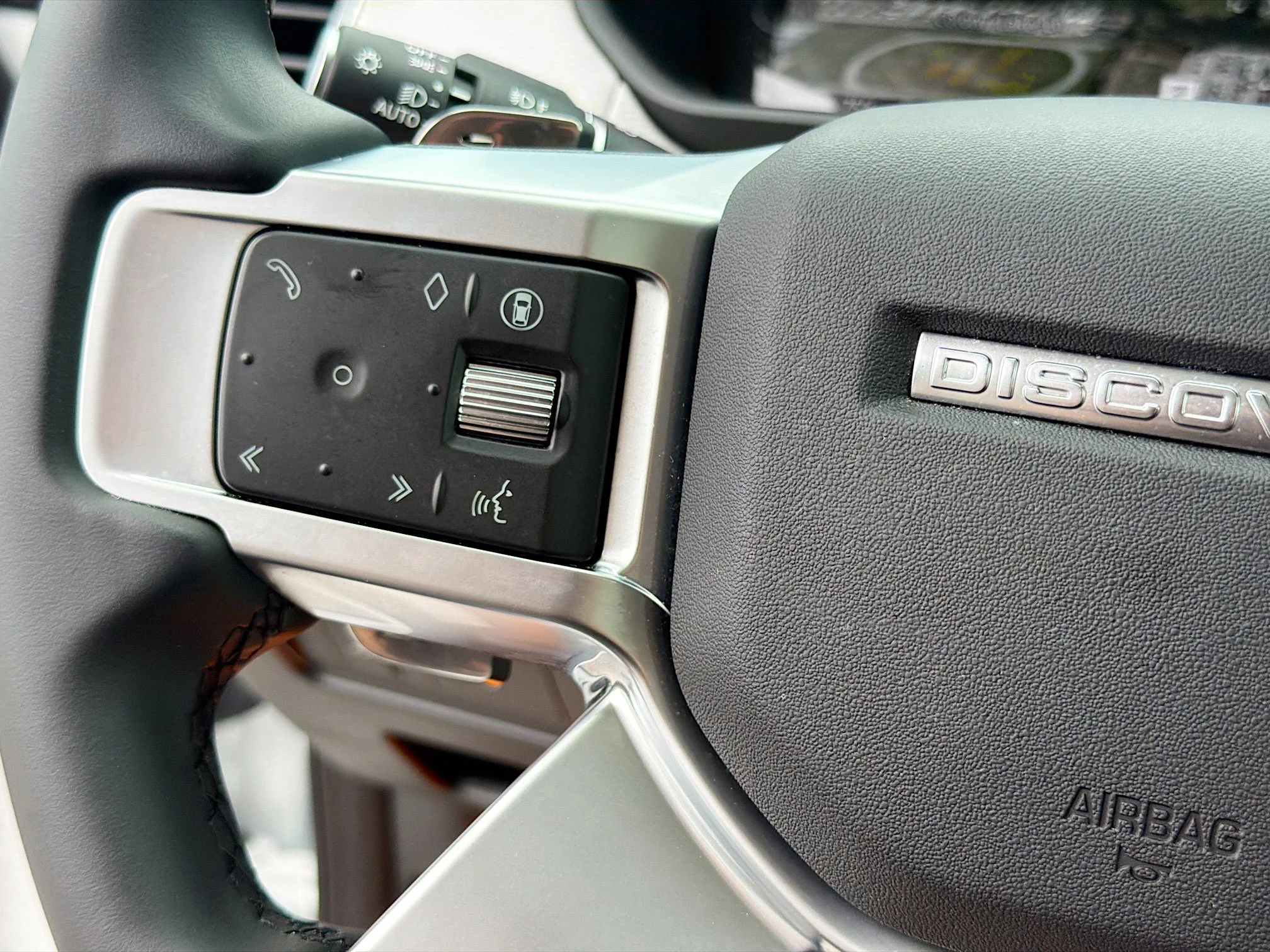 Certified Used 2025 Fuji White Land Rover Dynamic SE image 39