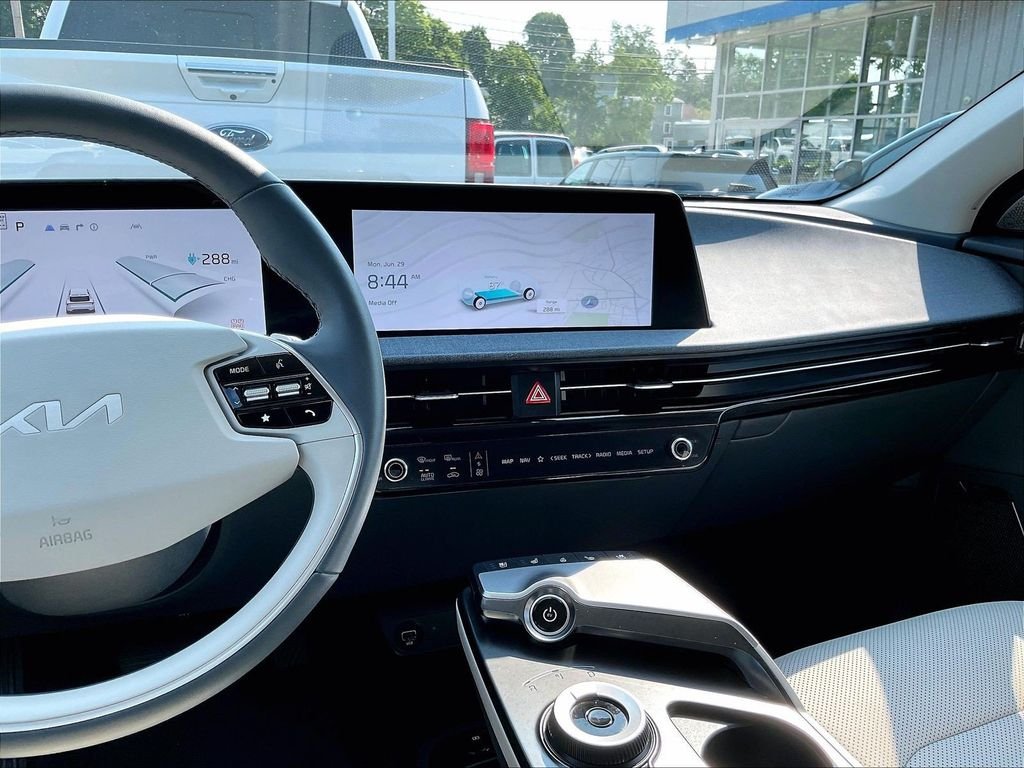 Used 2022 Black Kia Wind image 18