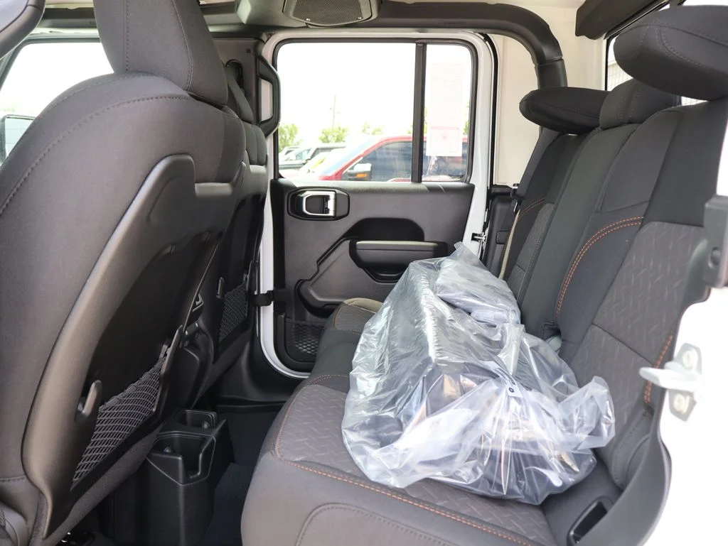 New 2026 Bright White Clear-Coat Exterior Paint Jeep Mojave image 17