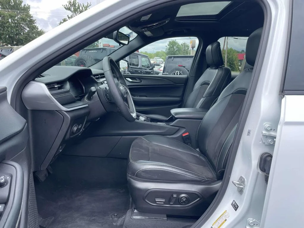 Used 2023 White Jeep Altitude image 26