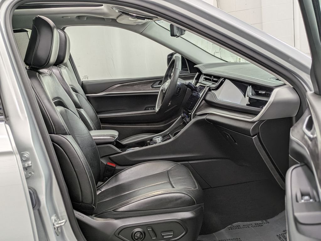 Used 2023 Silver Jeep 4xe image 22