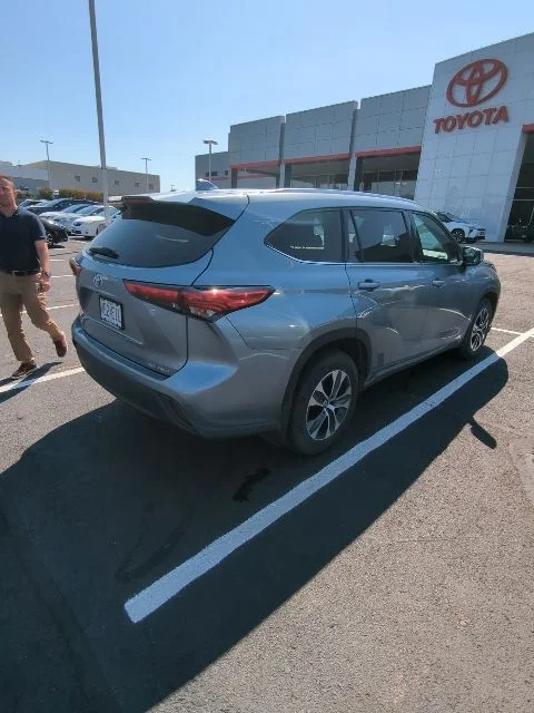Used 2020  Toyota XLE image 10