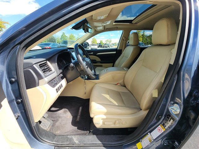 Used 2017 Blue Toyota XLE image 28