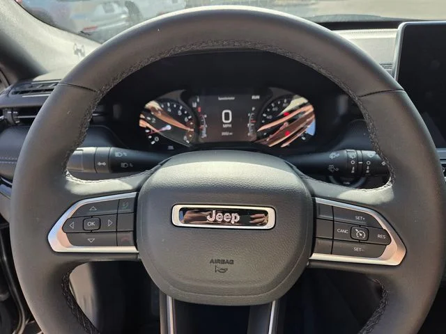 New 2026 Diamond Black Crystal Pearlcoat Jeep Latitude image 28