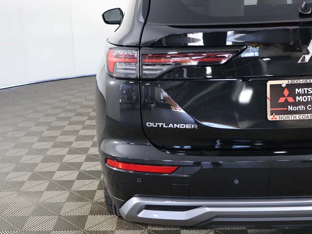 2025 Mitsubishi Outlander SE - Photo 17