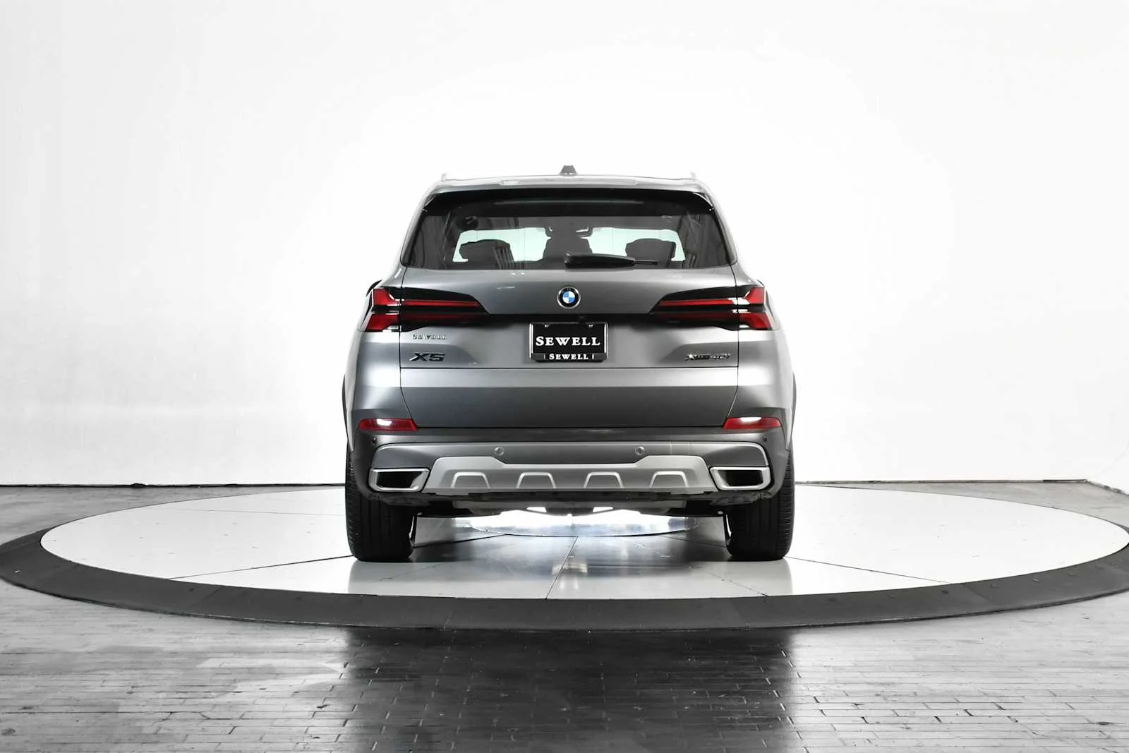 Used 2024 Skyscraper Grey Metallic BMW xDrive40i image 4