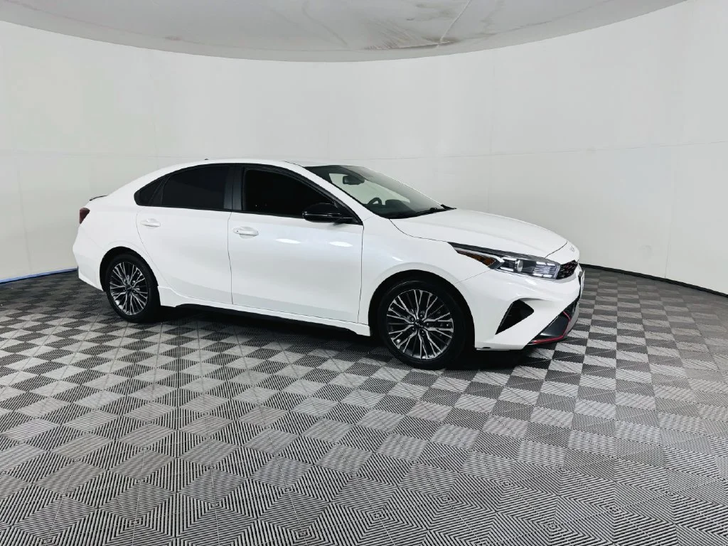 Used 2023 White Kia GT-Line image 2
