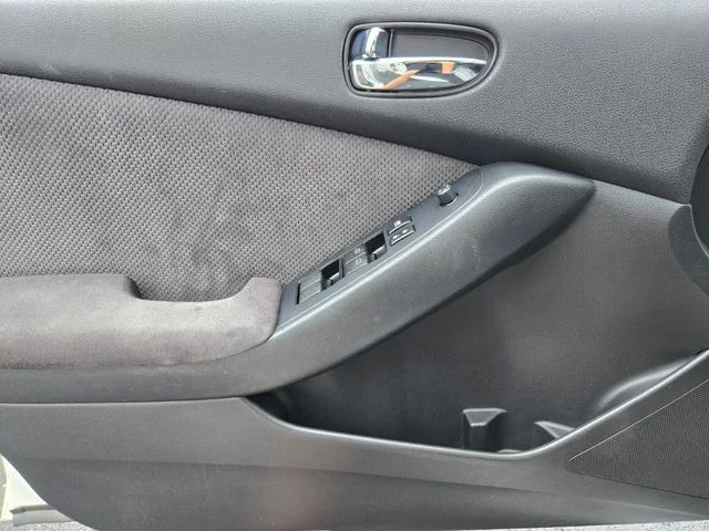 Used 2009 White Nissan 2.5 S image 34