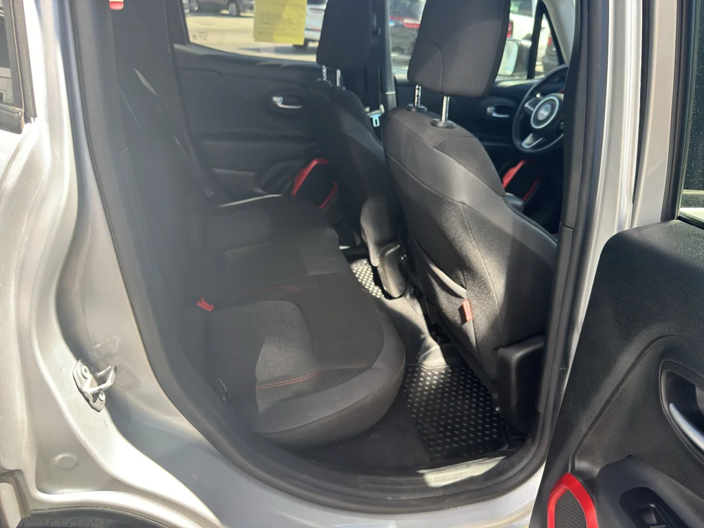 Used 2018 Glacier Metallic Jeep Trailhawk image 12