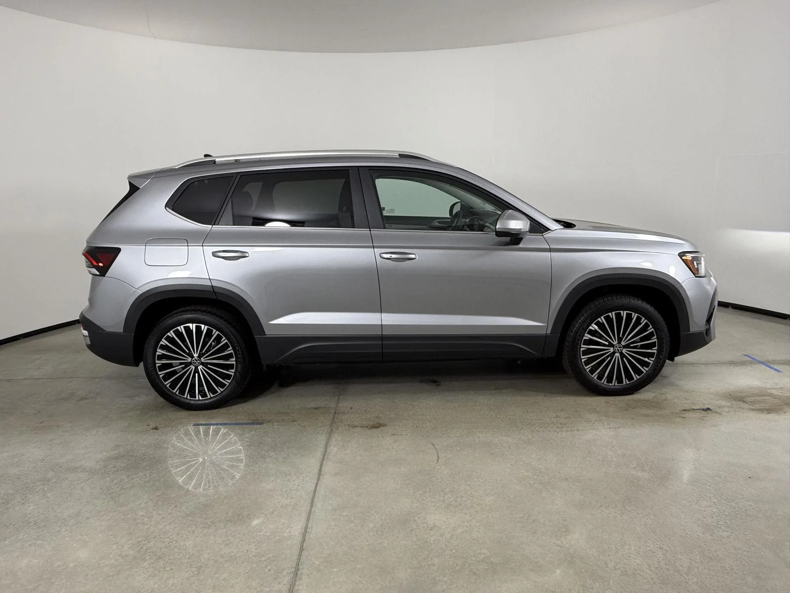 New 2026 Pyrite Silver Metallic Volkswagen SE image 4