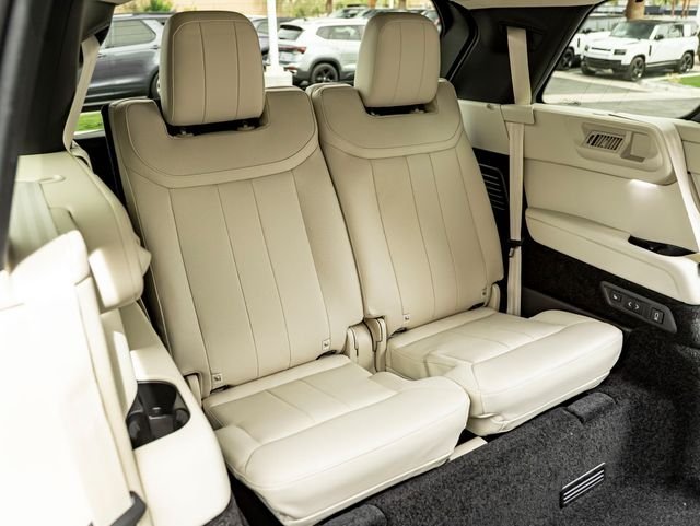 New 2026 Ostuni Pearl White LAND ROVER SE 7 Seats image 28