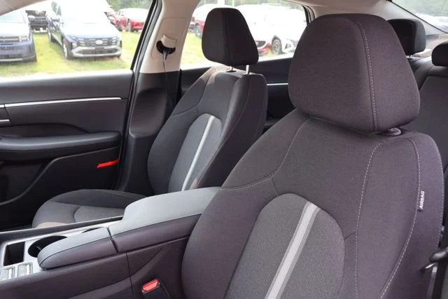 Used 2025 White Hyundai SEL image 8