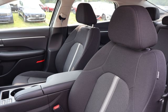 Used 2025 White Hyundai SEL image 8