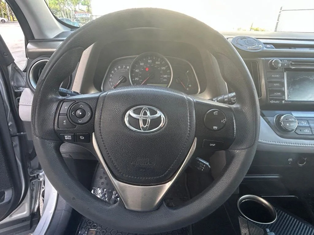 Used 2015 Silver Toyota XLE image 16