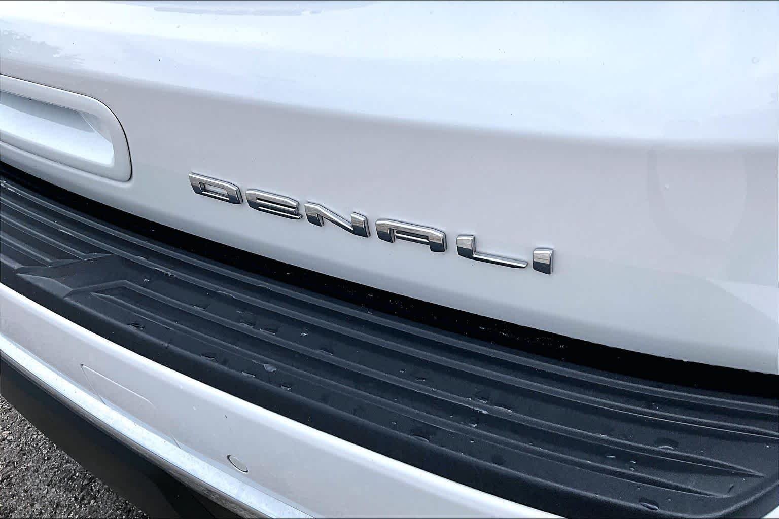 Used 2023 White Frost Tricoat GMC Denali image 10