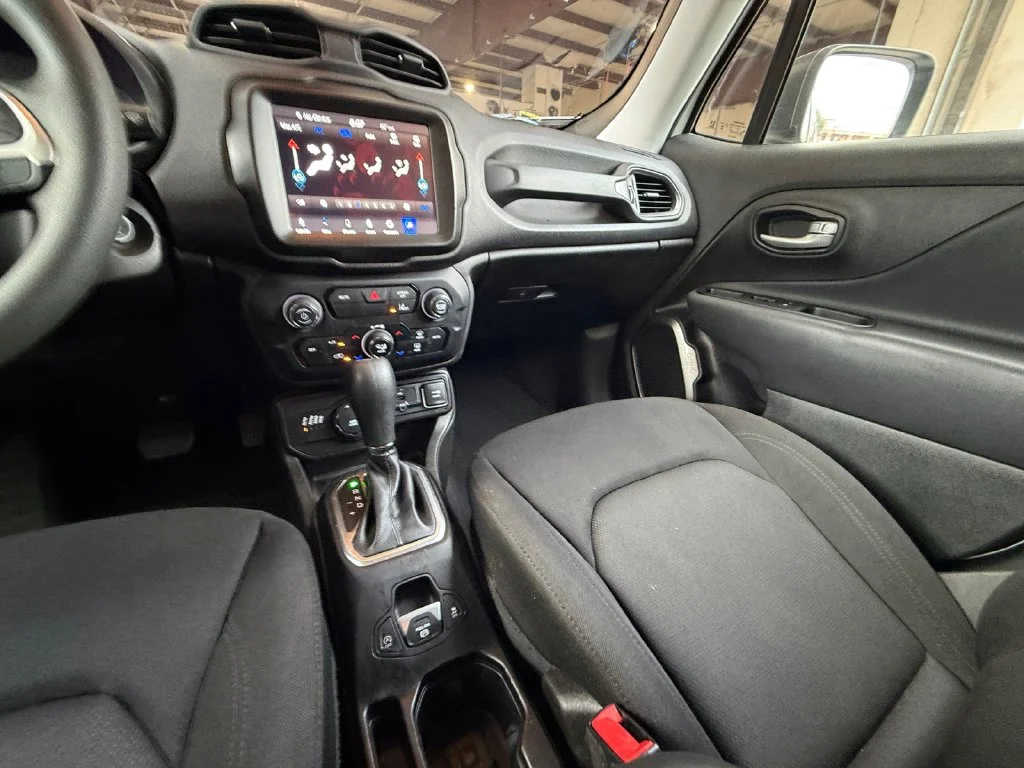 Used 2023 White Jeep Latitude image 15