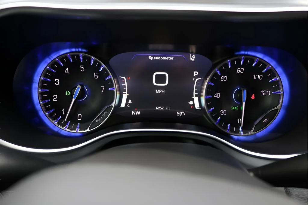 Used 2025 White Chrysler Limited image 28
