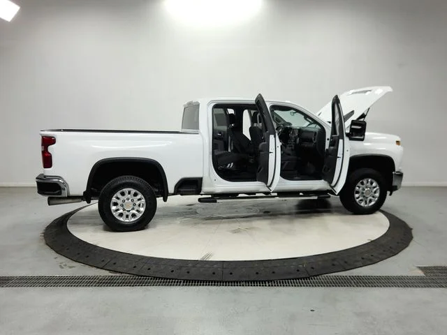 Used 2023 White Chevrolet LT image 17