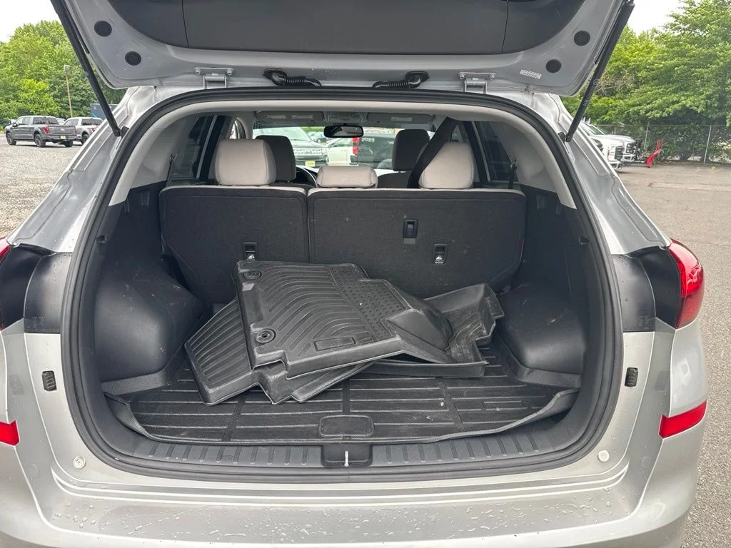 Used 2021 Silver Hyundai SE image 9