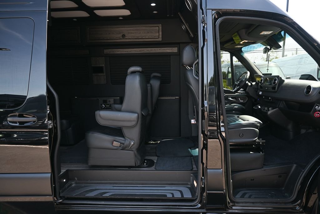Used 2025 Black OG Luxury Coach VCB10OB image 20