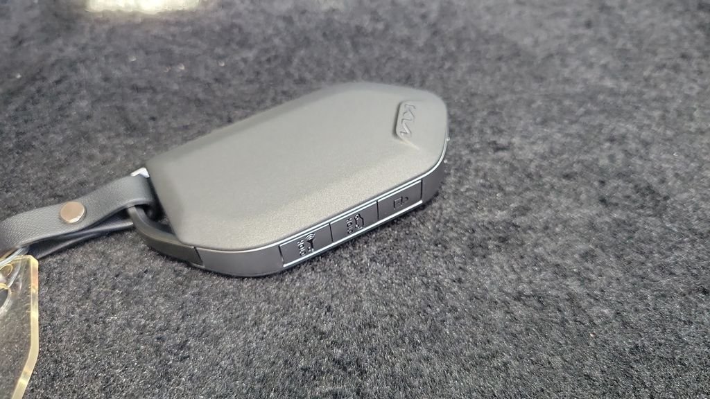 New 2026 Ceramic Silver Kia SX Prestige image 25