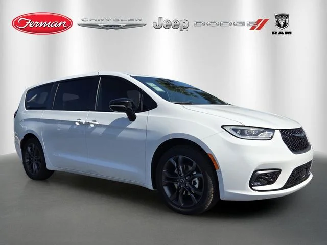 2026 Chrysler Pacifica Select's photo