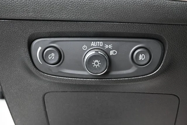 Used 2021 WHITE FROST TRICOAT Buick Preferred image 12