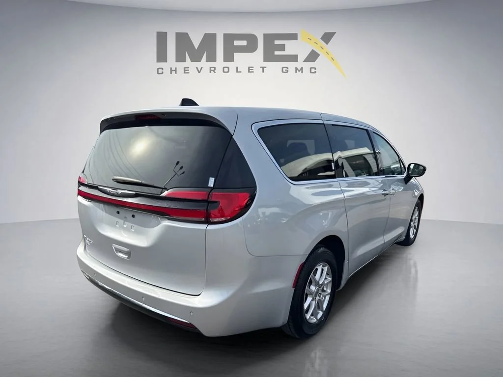 Used 2024 Silver Chrysler Touring L image 5