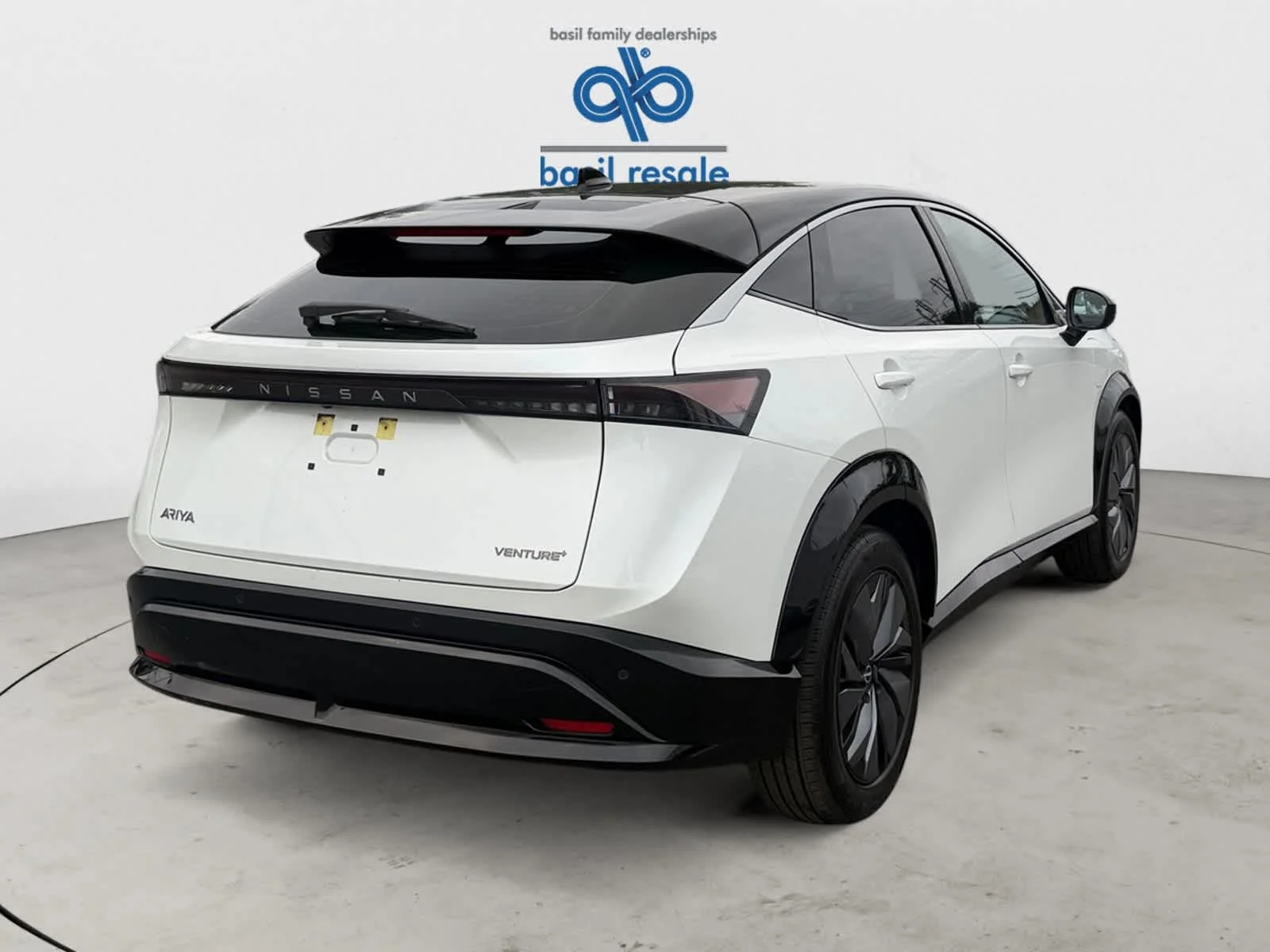 Used 2023 Everest White Pearl Tricoat/Black Diamond Pearl Nissan VENTURE+ image 7
