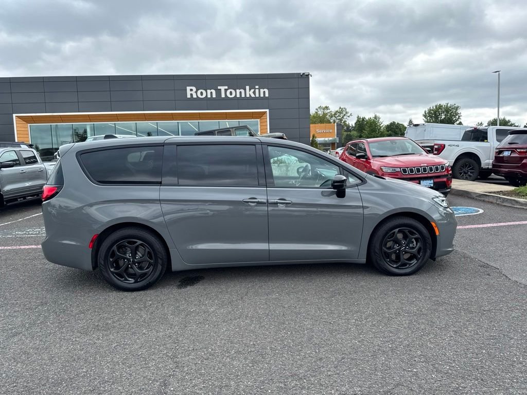 Used 2023 Ceramic Gray Clearcoat Chrysler Limited image 11