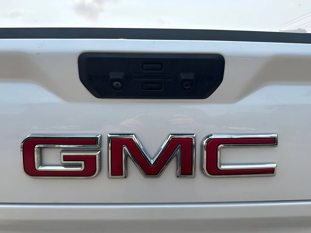 Used 2022 White Frost Tricoat GMC Denali image 36