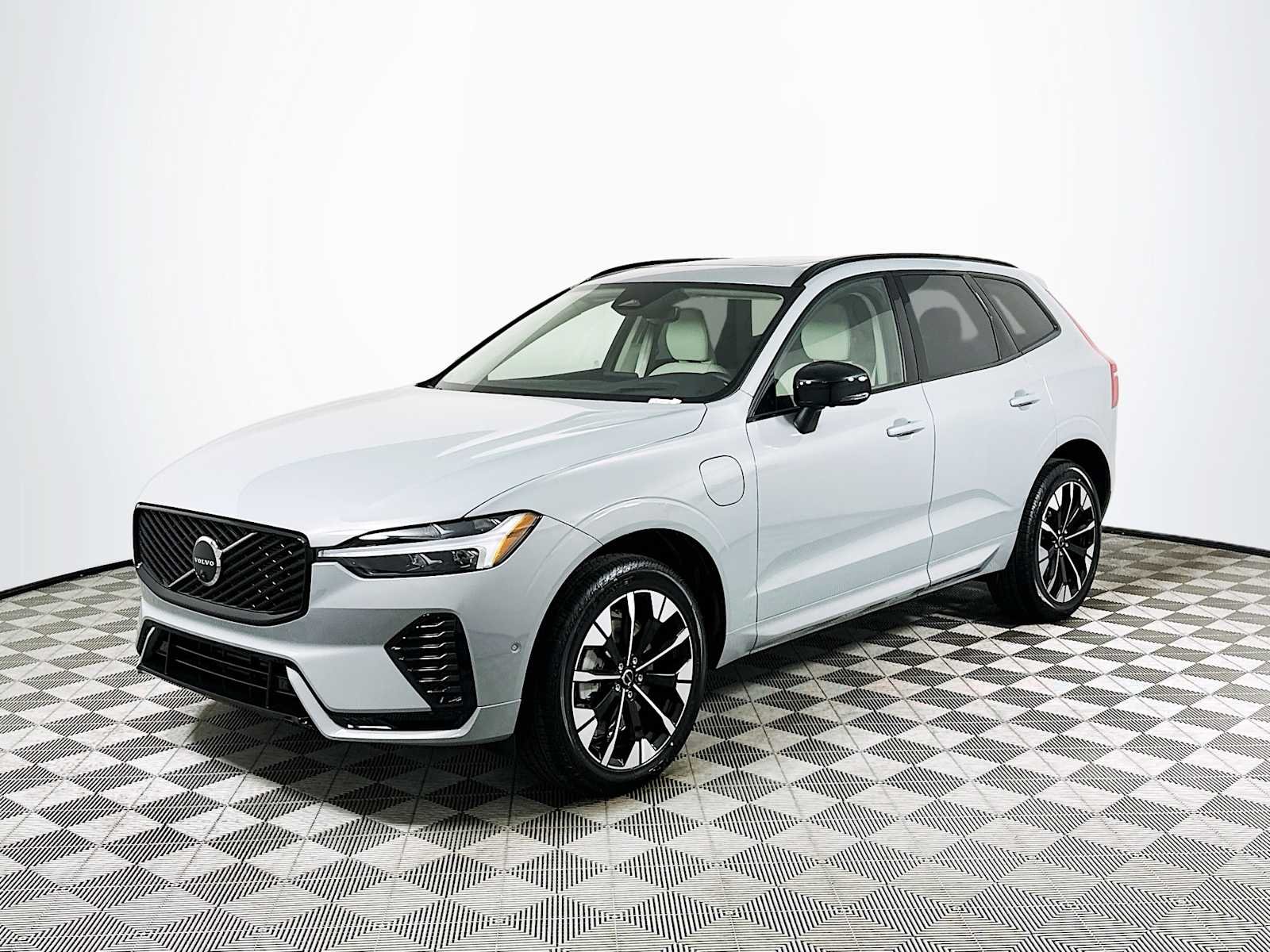 New 2026 Vapour Grey Volvo Ultra image 3