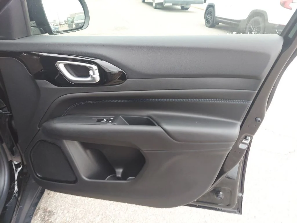 New 2026 Diamond Black Crystal Pearlcoat Jeep Latitude image 34