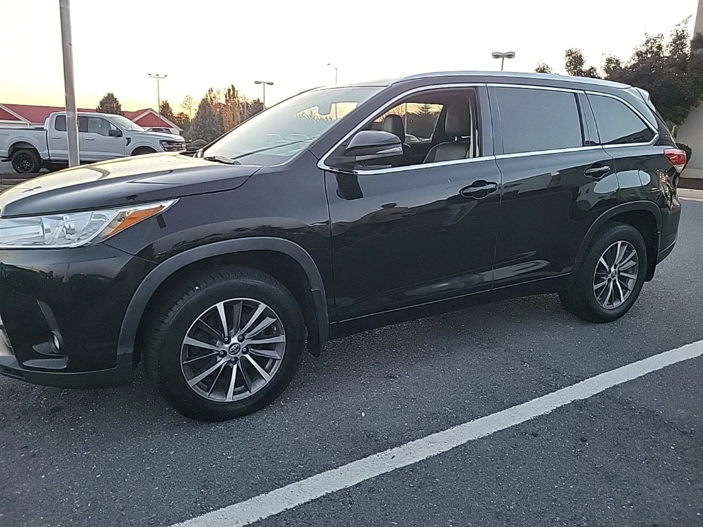 Used 2018 Black Toyota XLE image 28