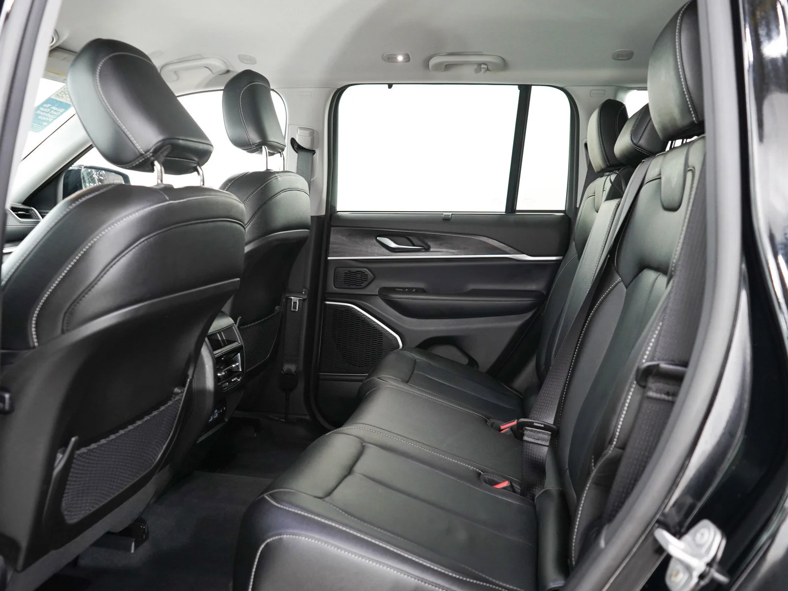 Used 2023 Diamond Black Crystal Pearlcoat Jeep Limited image 15
