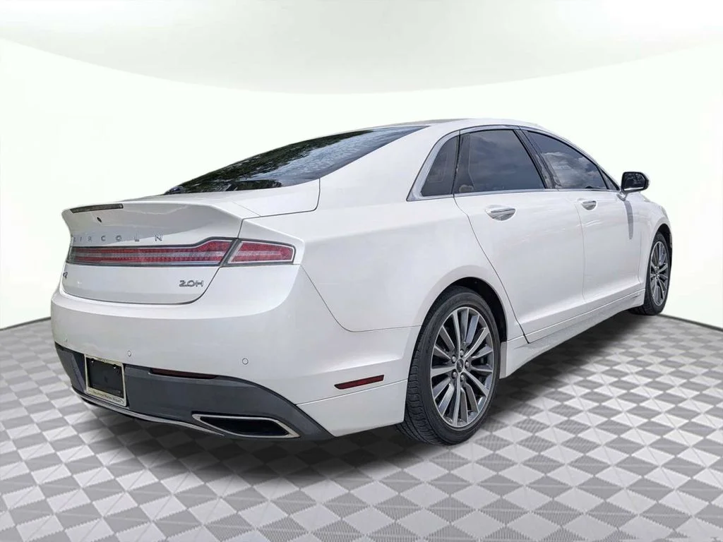 Used 2017 White Lincoln Premiere image 3