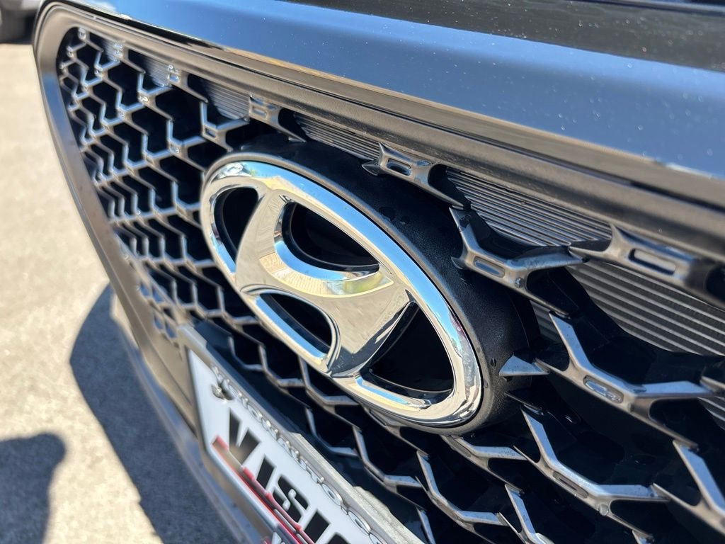 Used 2020 Black Hyundai SE image 9
