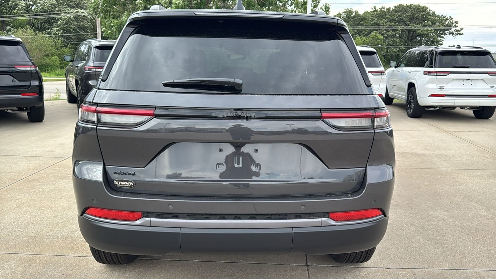 New 2026 Baltic Gray Metallic Clear-Coat Exterior Paint Jeep Altitude image 12