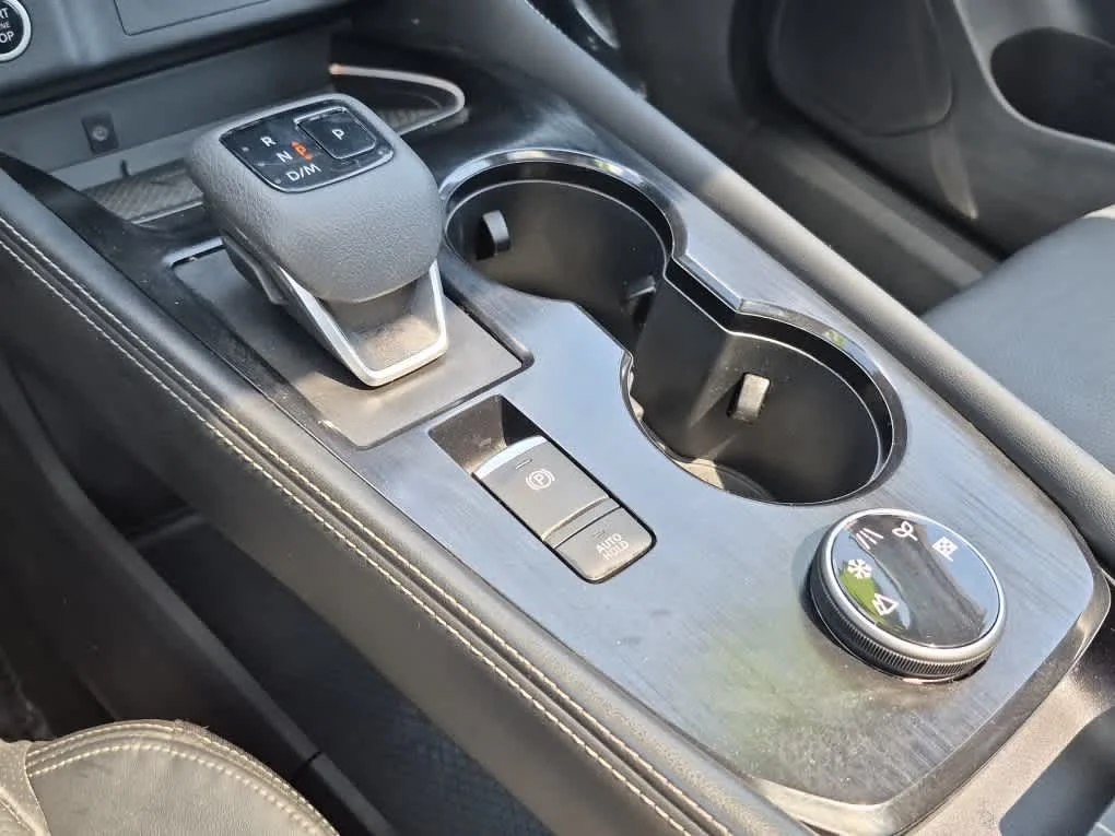 Used 2022 Champagne Silver Metallic Nissan Platinum image 14