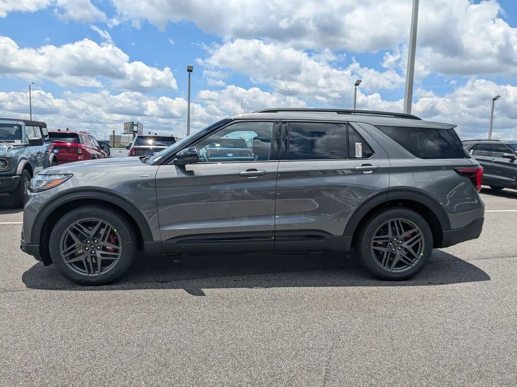 New 2026 Carbonized Gray Metallic Ford ST-Line image 7