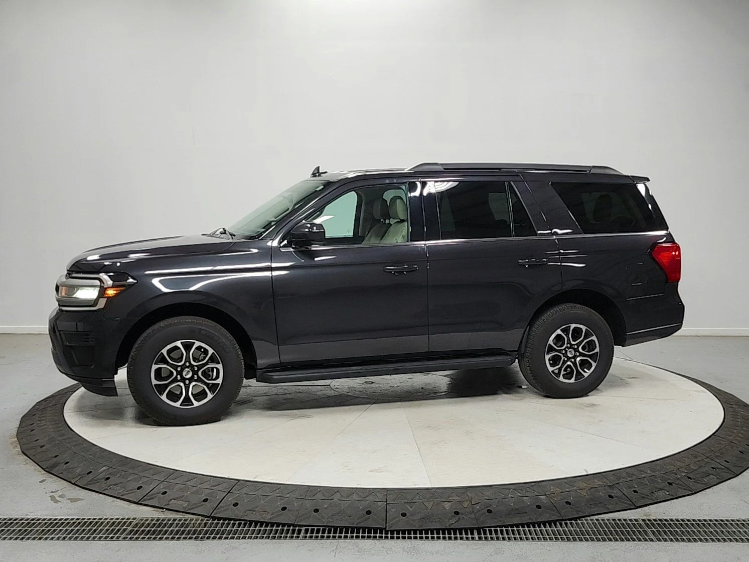 Used 2024 Gray Ford XLT image 4