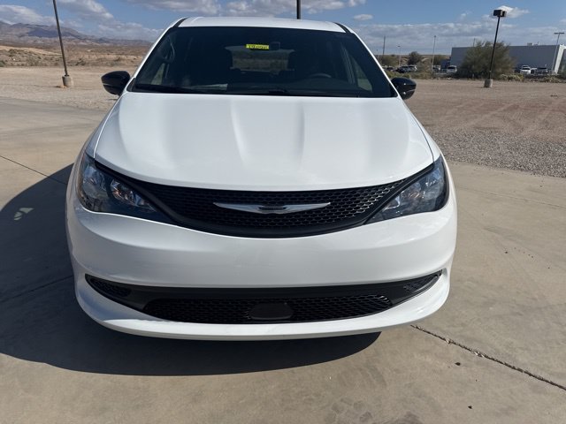 New 2026 Bright White Clear-Coat Exterior Paint Chrysler LX image 8